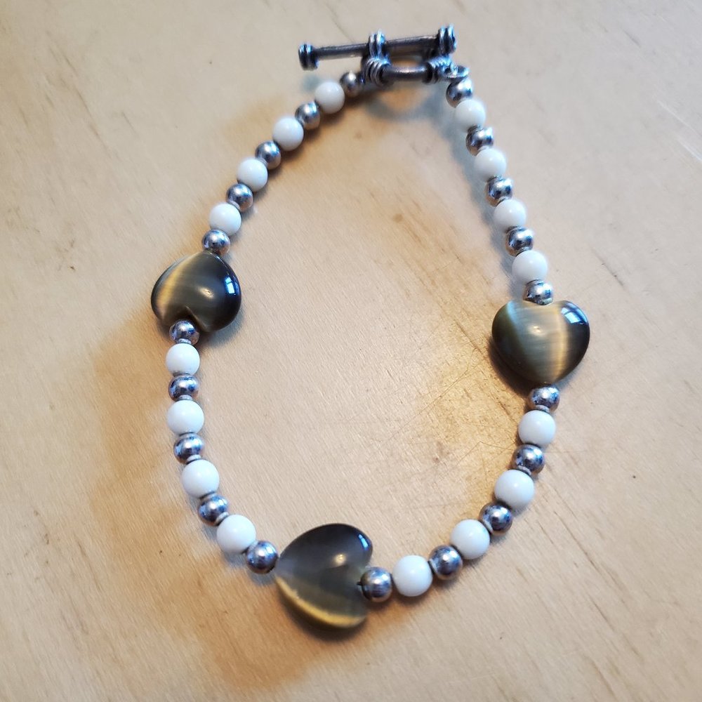 7.5" White Plastic Bead and Tiger's Eye Bracelet